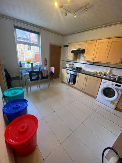 Room available in excellent location Main Photo
