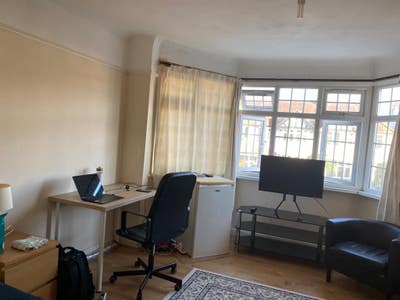 Lovely Double Bedroom in a spacious family home Main Photo