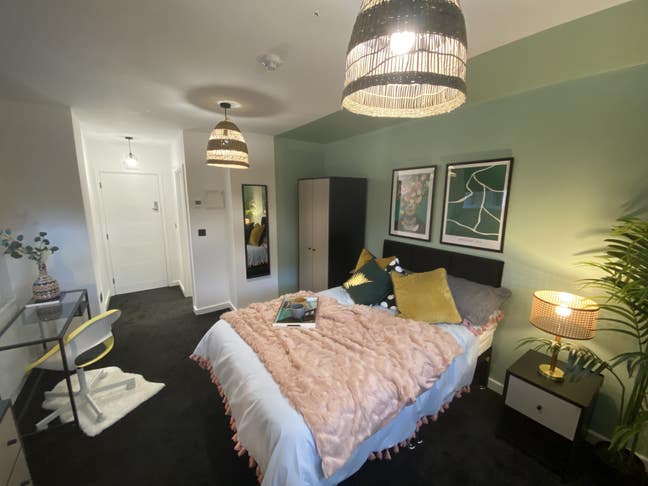 Beautiful specious en-suite bedroom Main Photo