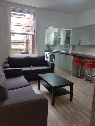 Wow - Fabulous 5 Bed House Fully Refurbished  Main Photo