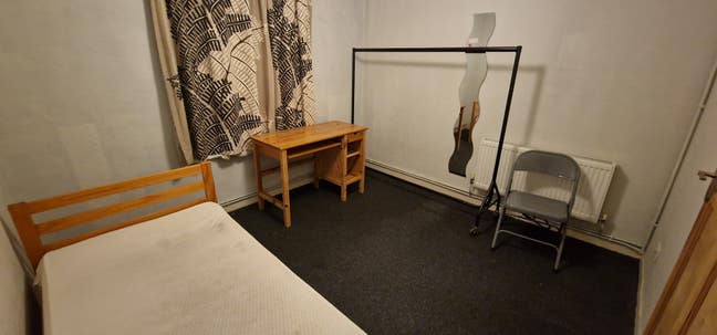 DOUBLE room for rent in Morden Main Photo