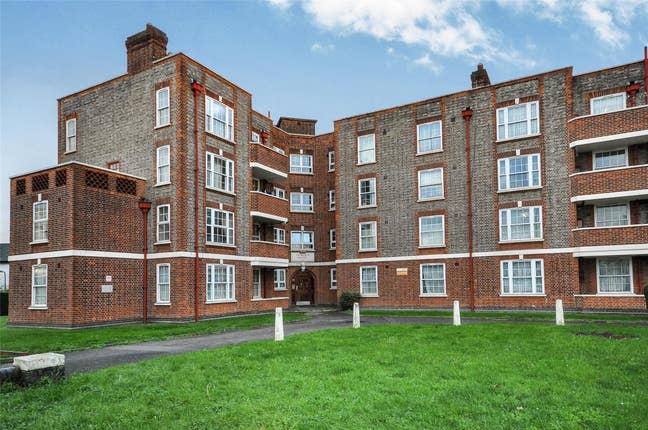 DOUBLE room for rent in Morden Main Photo