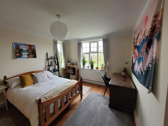 Big double room 5 min walk from Wimbledon station Main Photo