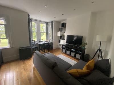 Double Bedroom in Modern 2-Bed Flat with Park View Main Photo