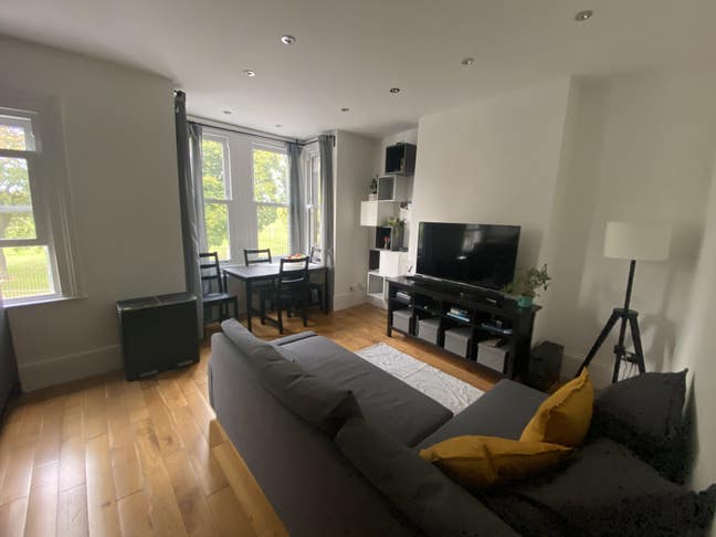 Double Bedroom in Modern 2-Bed Flat with Park View Main Photo