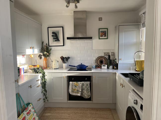 Spacious room in mezzanine flat  Main Photo