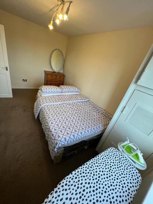 1 double room furnished in a 3 bedroom apartment  Main Photo