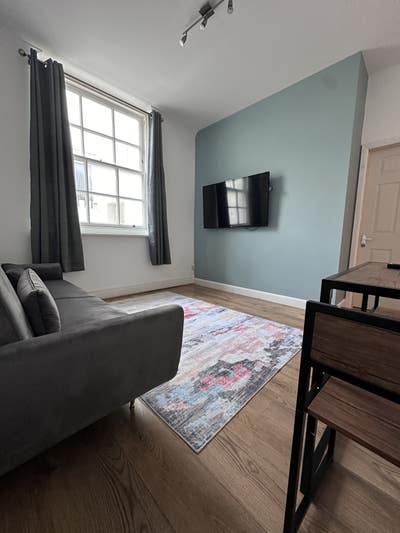 Spacious lower ground floor one bed flat in Kempto Main Photo