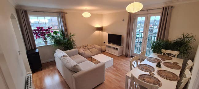 Lovely double bedroom with own bathroom available Main Photo