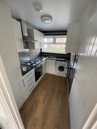 Clean, quiet house | only 2 people per bathroom Main Photo