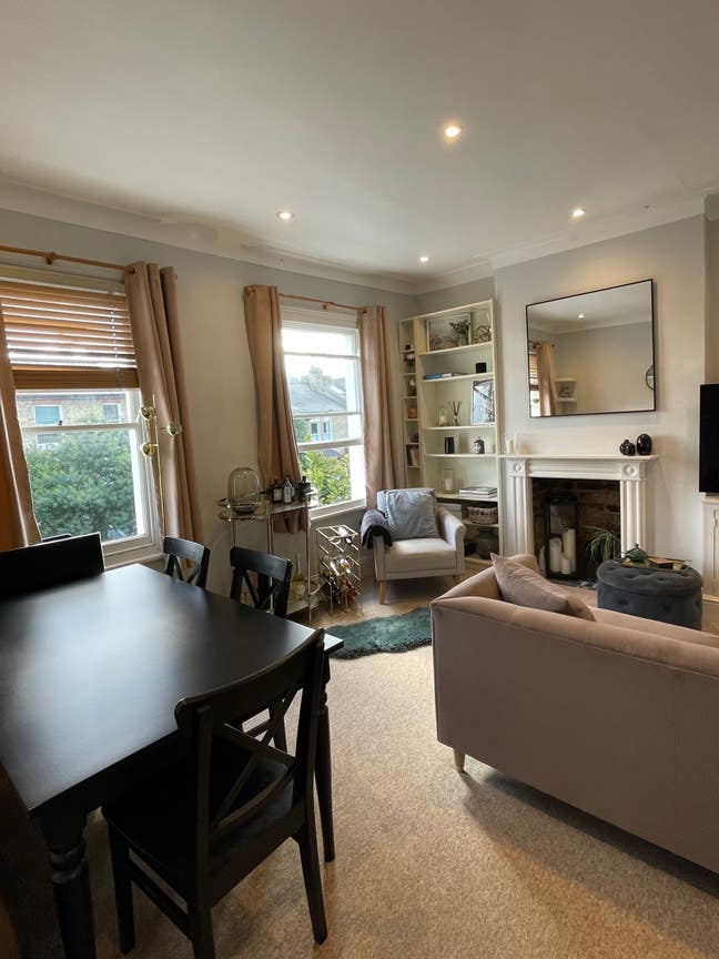 Double room w/ private bathroom near to commons 🌳 Main Photo