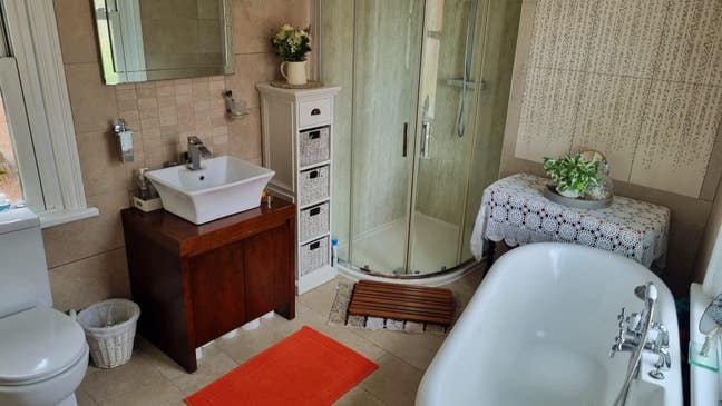 Double bedroom in a 3 bed Victorian end terrace Main Photo