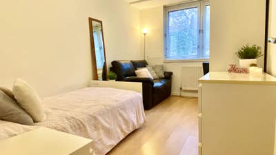 *Females Preferred* Single room  in  Notting  Hill Main Photo