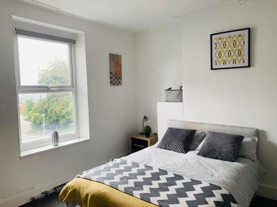 Great location on edge of the city centre. Ensuite Main Photo