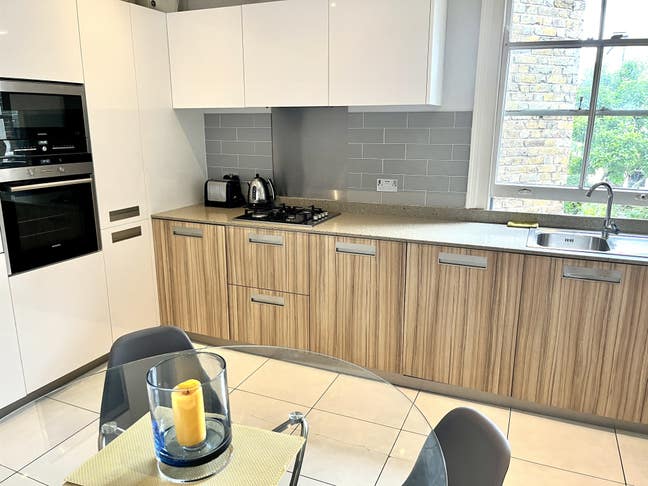 Double bedroom in mansion flat Main Photo