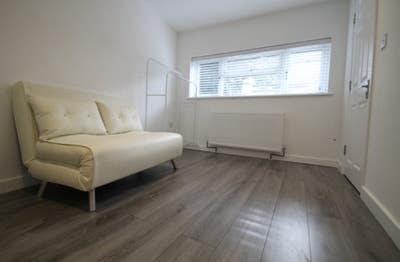 Studio Flat &pound;950 Pcm All Bills Included Main Photo