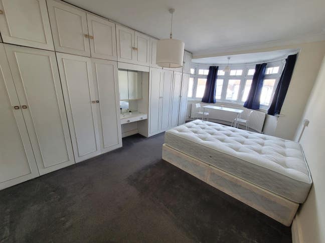 Double room 8 mins walking to Willesden station  Main Photo