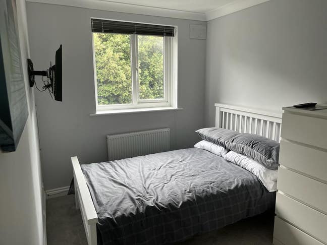 Newly Refurbished room in Town house! Main Photo