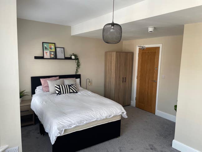 Spacious ensuite room in quiet house share    Main Photo