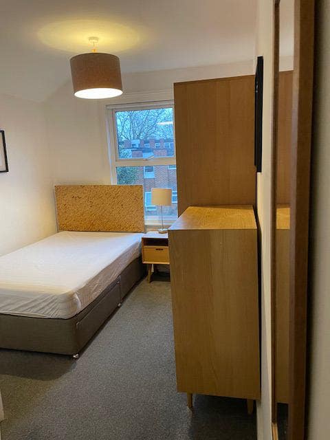 Sunny double room with en suite Main Photo