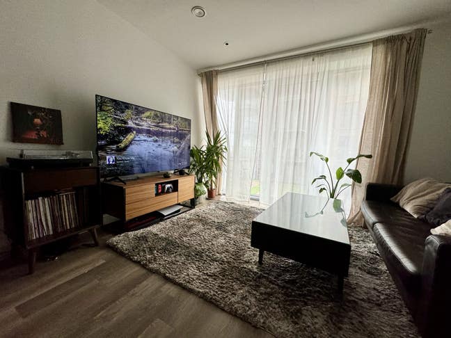Double room w/ king bed, bathroom and amenities Main Photo