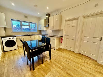 NEW 3 Bedroom Property London Central Line Zone 2 Main Photo