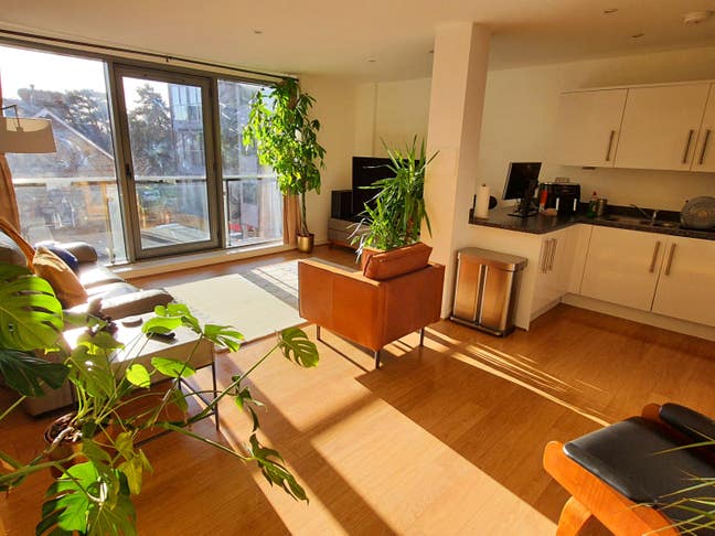 Double Room in 2 Bed Flat-Very Close to Embankment Main Photo