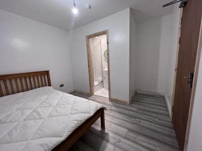 Available! Ensuite Double Room - Female Only Main Photo
