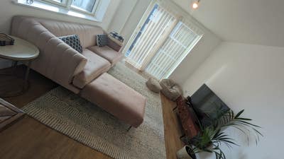 Spacious double in a new build flat Main Photo