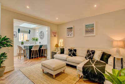 2X Rooms in Stunningly Refurbished Sociable Home Main Photo