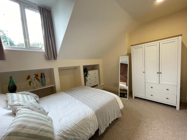 A cute n cosy refurbished top floor attic room  Main Photo