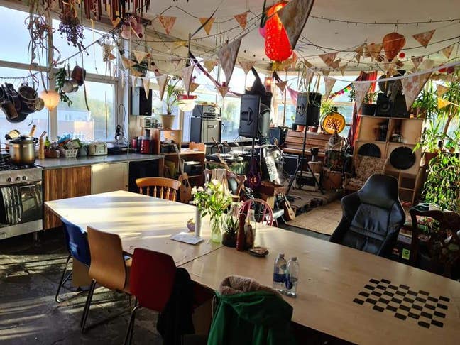 Room in bright, friendly warehouse Main Photo