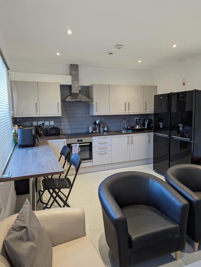 Bright and clean,  ensuite large double room Main Photo