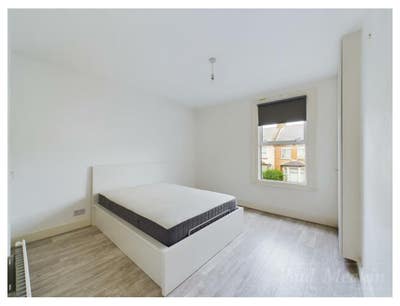 Double bedroom to share in a property  Main Photo