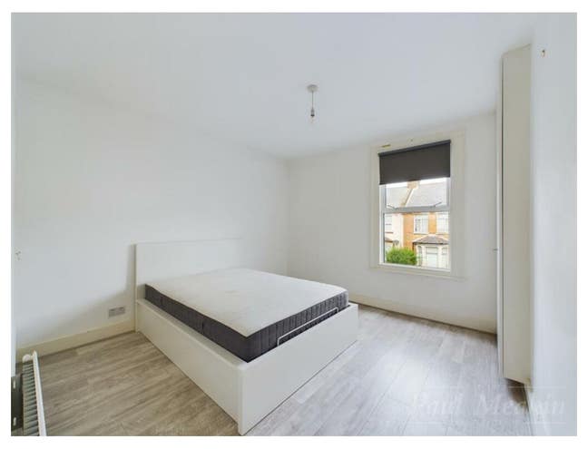 Double bedroom to share in a property  Main Photo