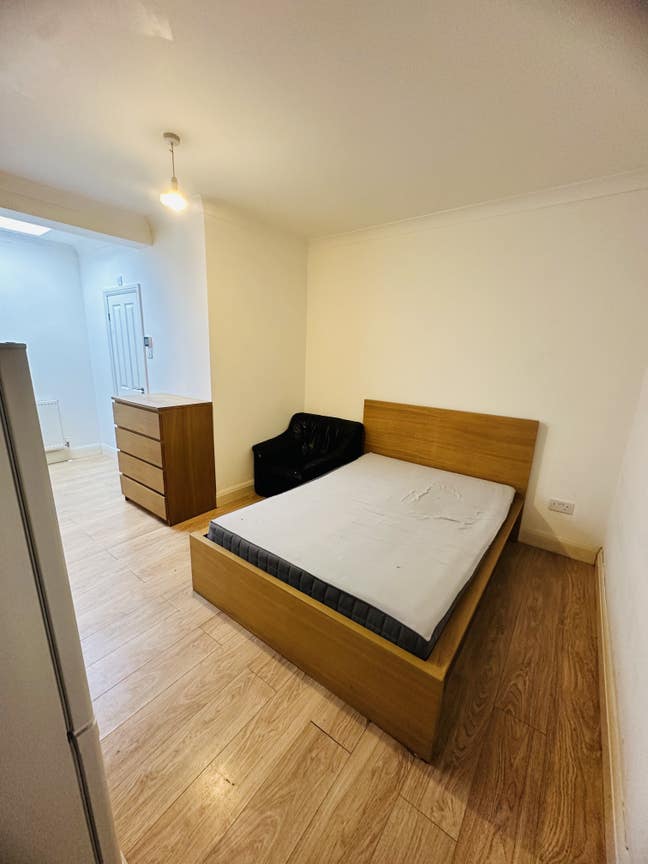 Beautiful Spacious En-Suite double room Kenton HA3 Main Photo