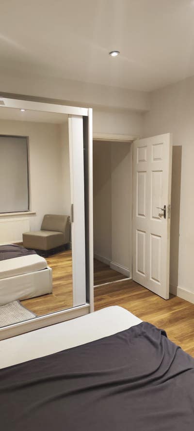 Double Bed Rooms in Large House - next to Gatwick. Main Photo