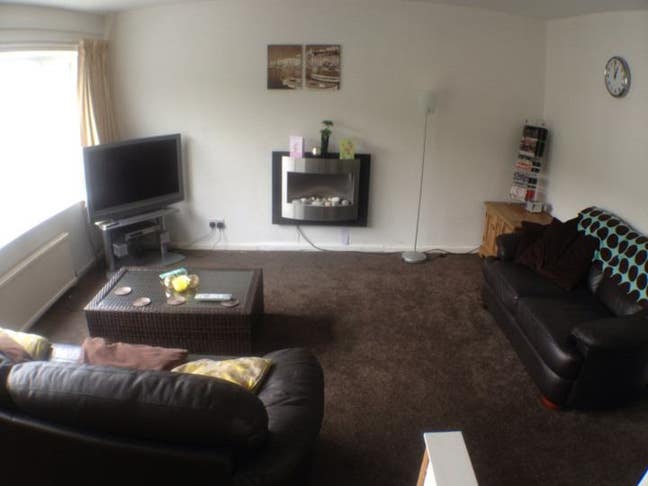 Female house share Full Fibre Ultrafast Broadband Main Photo