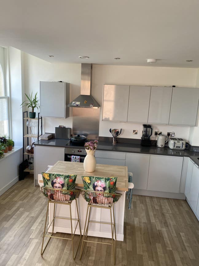 Modern 2 bed flat, with en-suite with cleaner Main Photo