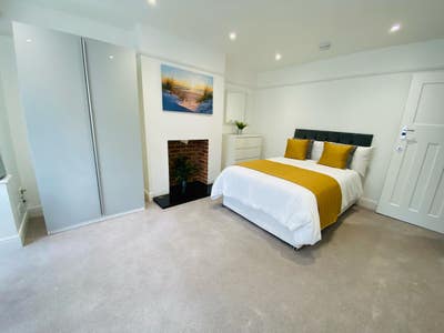 Beautiful Room in Luxury House   Main Photo