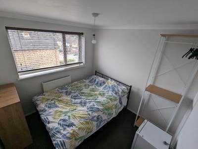 Good sized bedroom to rent in a house  Main Photo