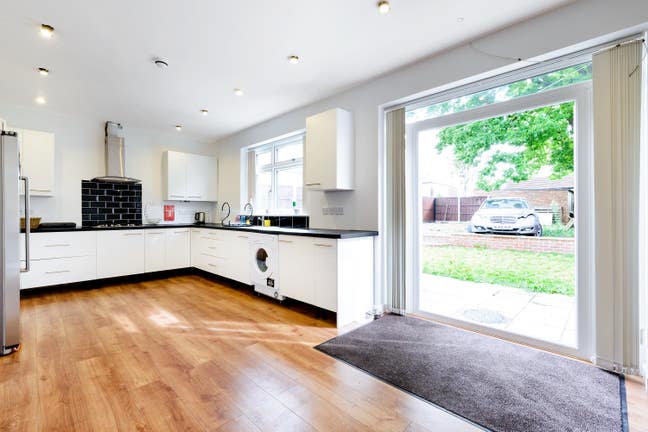 A lovely double room with shared bathroom Main Photo