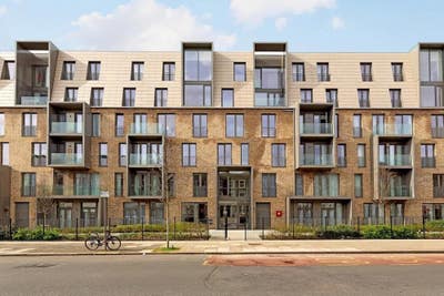 Large bed, Bright Room With opening to balcony Main Photo