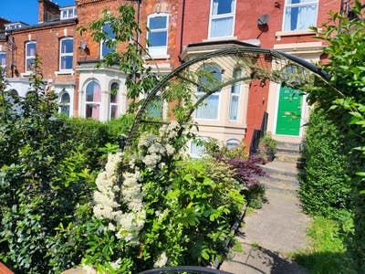 Majestic Victorian Terrace in City Centre Main Photo