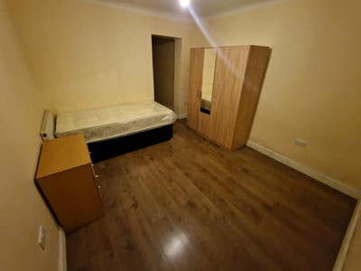 Room To Let Cranford Main Photo