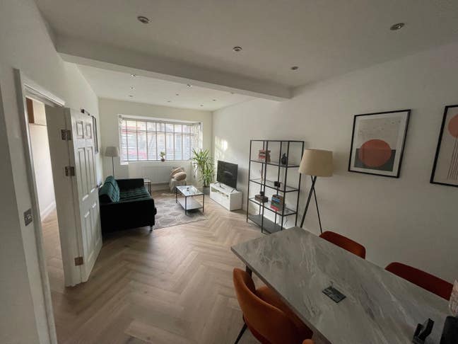 SHORT TERM- Double room in newly developed house Main Photo