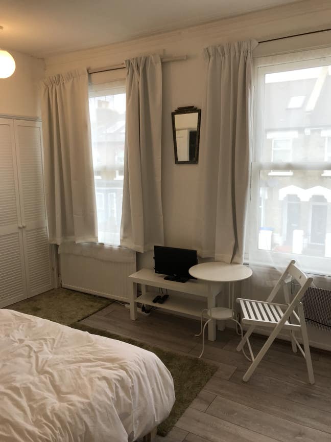 Large on-suite double with own kitchenette Main Photo