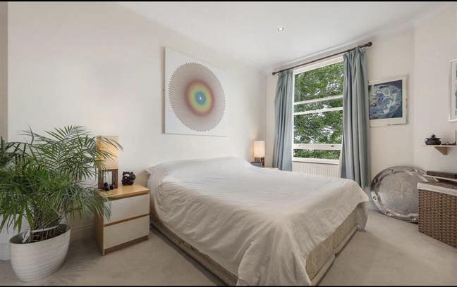 Large bright room with en-suite bathroom  Main Photo