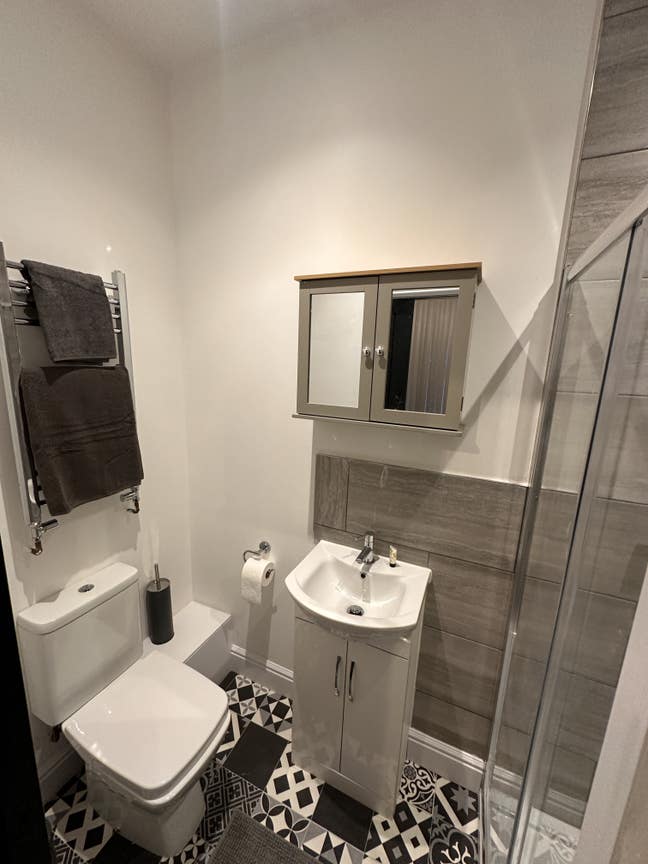 New Double Bedroom + En-suite - NO BILLS TO PAY Main Photo