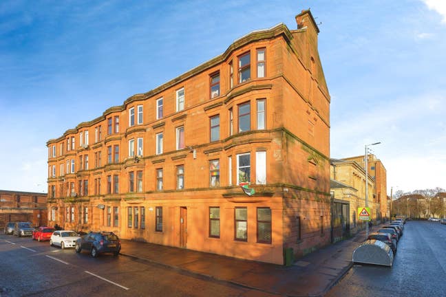 Large fully funrnished 2 or 3 bedroom flat Main Photo